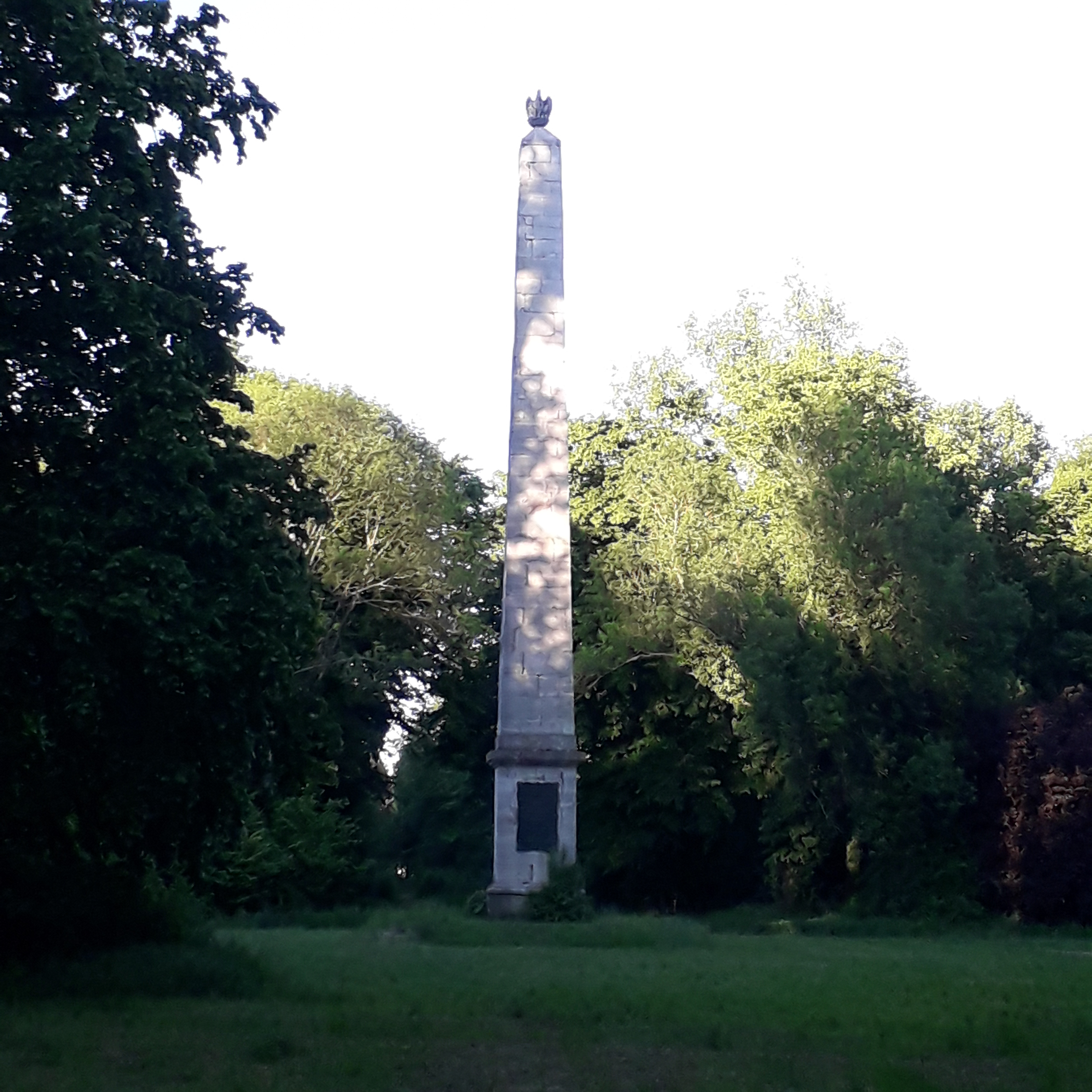 Obeliszk a körmendi Várkertben